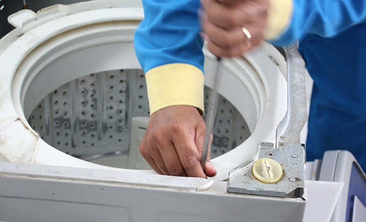 Các bước vệ sinh máy giặt cửa trên đúng cách